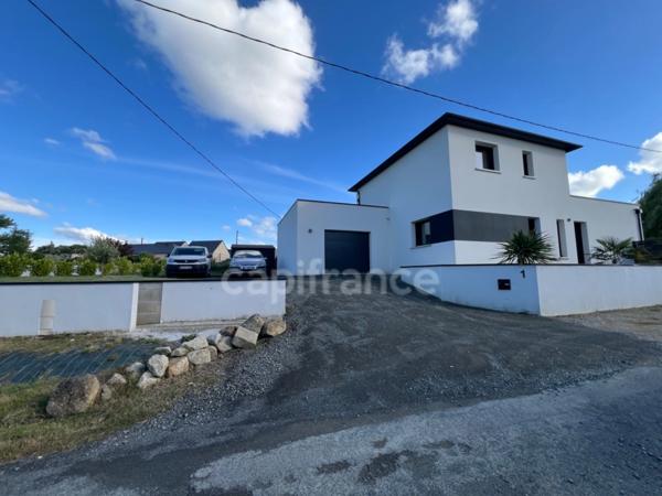 EXCLUSIVITÉ – Élégante maison contemporaine aux prestations soignées, à deux pas du bourg de Pommeret.