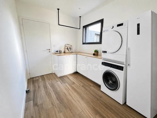 EXCLUSIVITÉ – Élégante maison contemporaine aux prestations soignées, à deux pas du bourg de Pommeret.