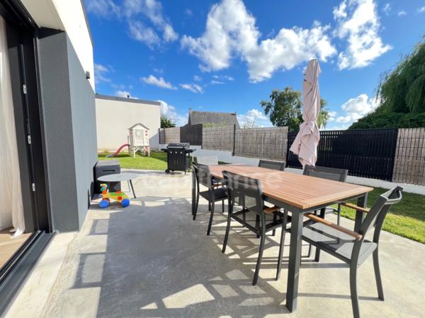 EXCLUSIVITÉ – Élégante maison contemporaine aux prestations soignées, à deux pas du bourg de Pommeret.