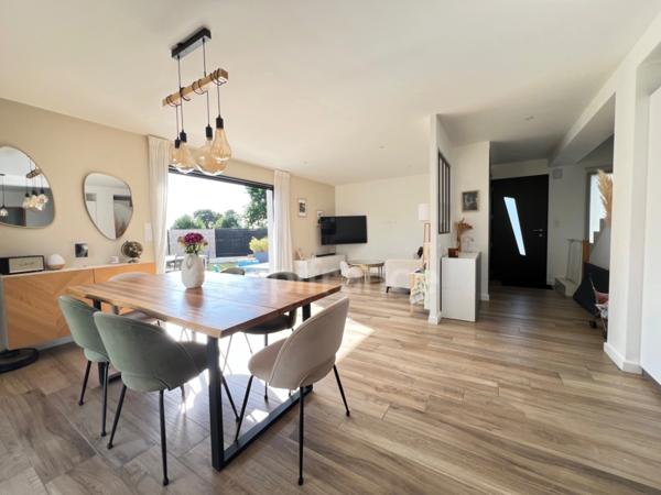 EXCLUSIVITÉ – Élégante maison contemporaine aux prestations soignées, à deux pas du bourg de Pommeret.