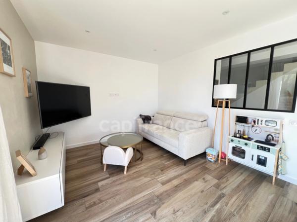 EXCLUSIVITÉ – Élégante maison contemporaine aux prestations soignées, à deux pas du bourg de Pommeret.