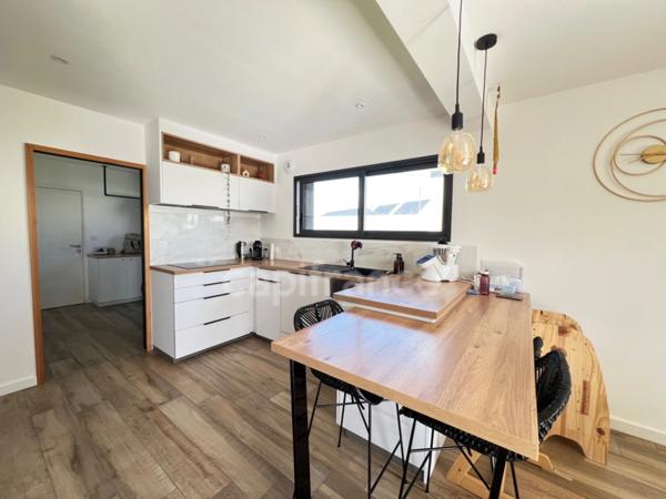 EXCLUSIVITÉ – Élégante maison contemporaine aux prestations soignées, à deux pas du bourg de Pommeret.