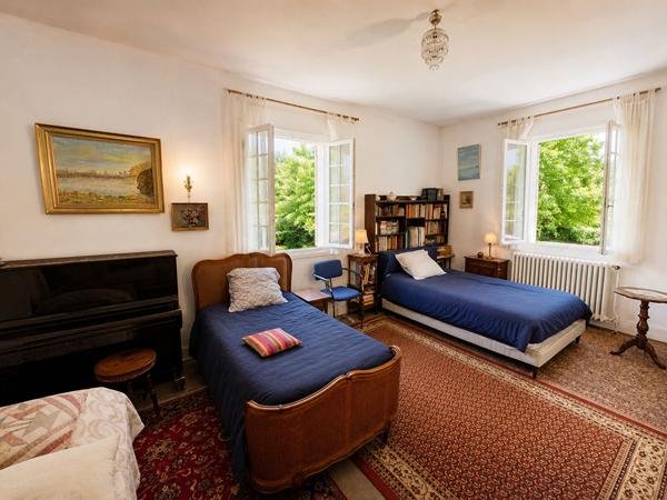 FEYZIN LE HAUT - SECTEUR BÉGUDE : MAISON DE PLAIN-PIED 187 M² ? CALME ABSOLU