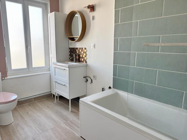 maison lumineuse 4 pieces et un extérieur