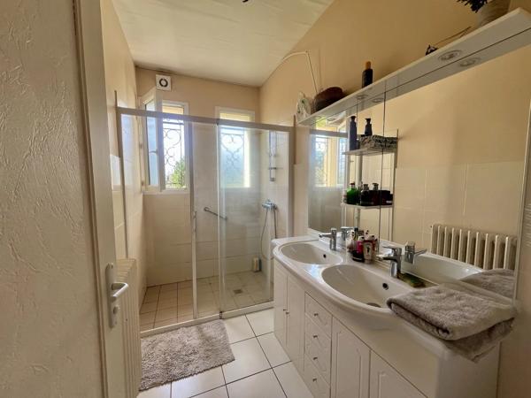 Maison de trois chambres proche des commodités