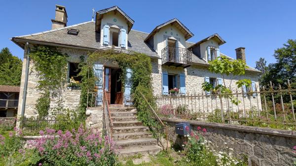 Maison en Pierre Rénovée avec Granges, Terrain et Vue Campagne