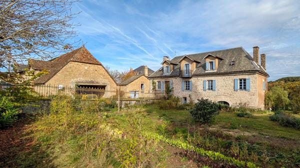 Maison en Pierre Rénovée avec Granges, Terrain et Vue Campagne