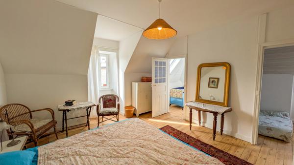 Maison en Pierre Rénovée avec Granges, Terrain et Vue Campagne