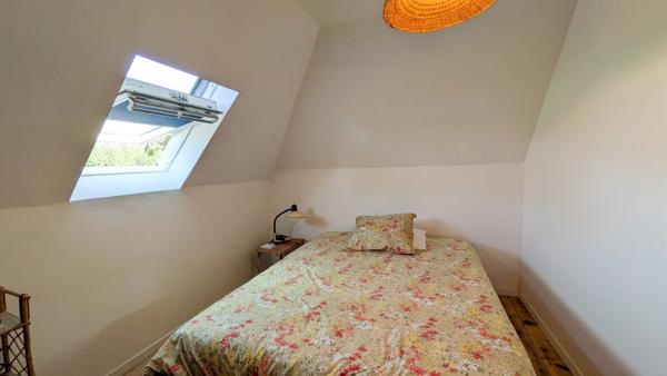 Maison en Pierre Rénovée avec Granges, Terrain et Vue Campagne