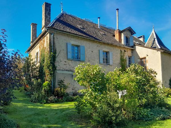 Maison en Pierre Rénovée avec Granges, Terrain et Vue Campagne
