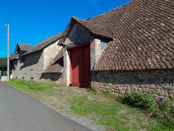 Maison en Pierre Rénovée avec Granges, Terrain et Vue Campagne