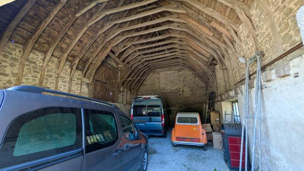 Maison en Pierre Rénovée avec Granges, Terrain et Vue Campagne