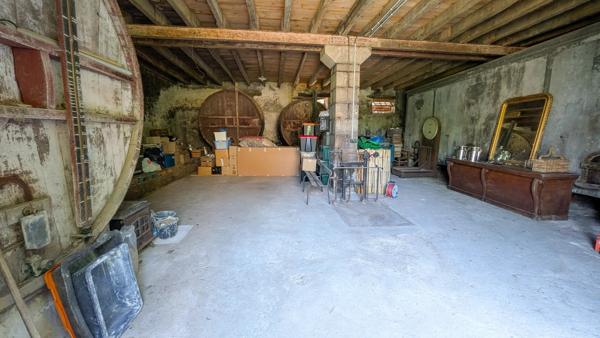 Maison en Pierre Rénovée avec Granges, Terrain et Vue Campagne