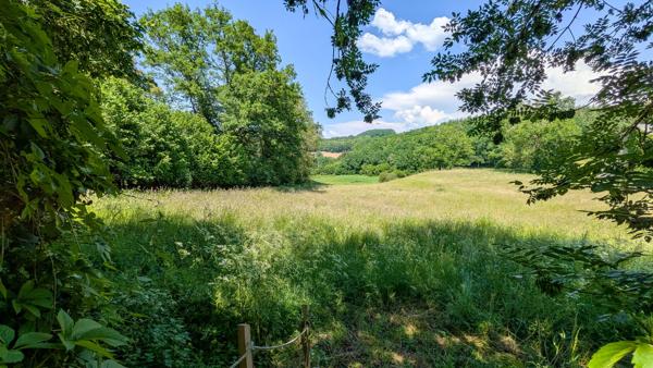 Maison en Pierre Rénovée avec Granges, Terrain et Vue Campagne