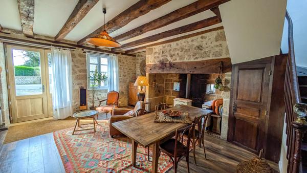Maison en Pierre Rénovée avec Granges, Terrain et Vue Campagne