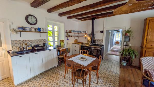Maison en Pierre Rénovée avec Granges, Terrain et Vue Campagne