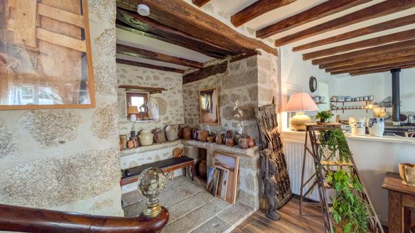Maison en Pierre Rénovée avec Granges, Terrain et Vue Campagne