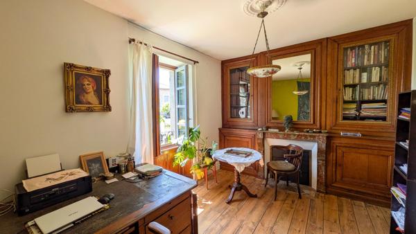 Maison en Pierre Rénovée avec Granges, Terrain et Vue Campagne
