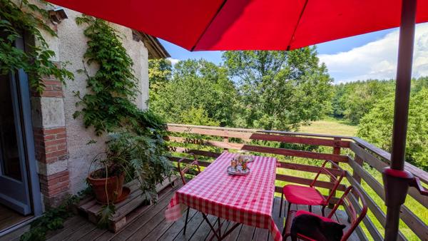 Maison en Pierre Rénovée avec Granges, Terrain et Vue Campagne