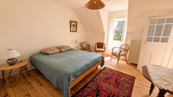 Maison en Pierre Rénovée avec Granges, Terrain et Vue Campagne