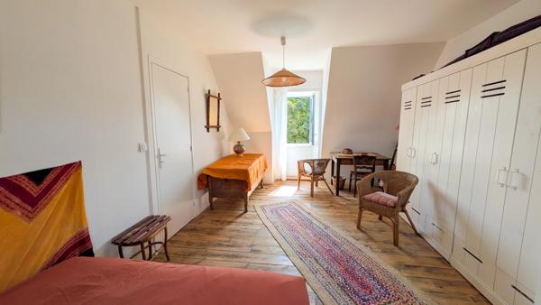 Maison en Pierre Rénovée avec Granges, Terrain et Vue Campagne