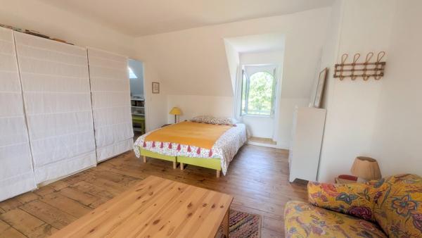 Maison en Pierre Rénovée avec Granges, Terrain et Vue Campagne