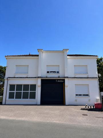Local professionnel de type garage avec bureau - Réf : ACAJOU