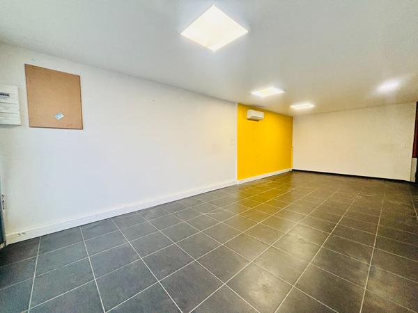 Local professionnel de type garage avec bureau - Réf : ACAJOU