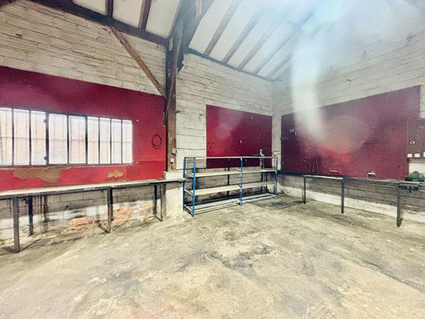 Local professionnel de type garage avec bureau - Réf : ACAJOU