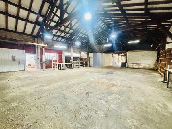 Local professionnel de type garage avec bureau - Réf : ACAJOU