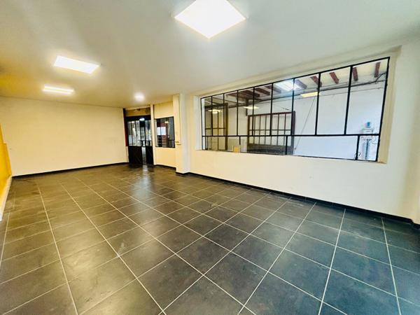 Local professionnel de type garage avec bureau - Réf : ACAJOU
