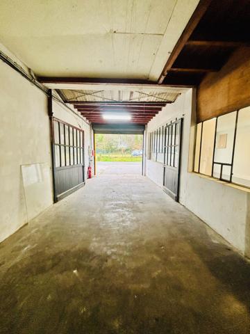 Local professionnel de type garage avec bureau - Réf : ACAJOU