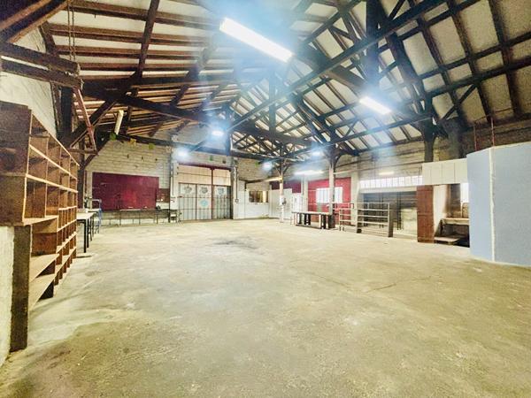 Local professionnel de type garage avec bureau - Réf : ACAJOU
