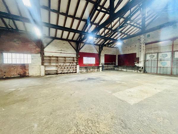 Local professionnel de type garage avec bureau - Réf : ACAJOU