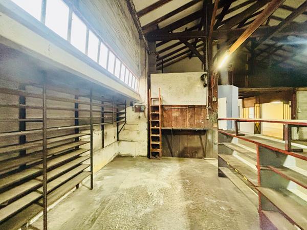 Local professionnel de type garage avec bureau - Réf : ACAJOU
