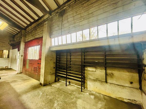 Local professionnel de type garage avec bureau - Réf : ACAJOU