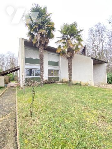 Villa d’architecte des années 70 – 195 m² – Terrain arboré de 1 700 m² avec piscine