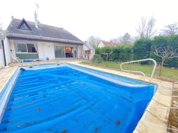 Villa d’architecte des années 70 – 195 m² – Terrain arboré de 1 700 m² avec piscine