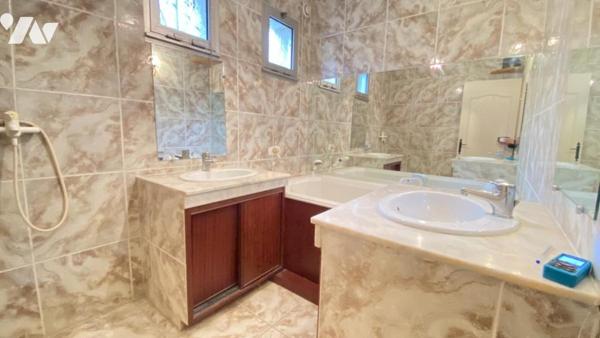 Villa d’architecte des années 70 – 195 m² – Terrain arboré de 1 700 m² avec piscine