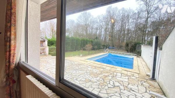 Villa d’architecte des années 70 – 195 m² – Terrain arboré de 1 700 m² avec piscine