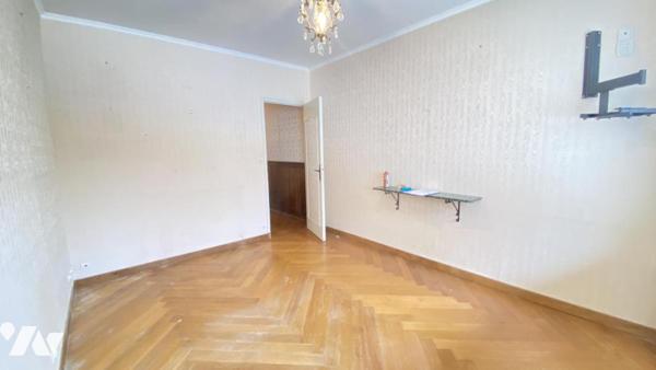 Villa d’architecte des années 70 – 195 m² – Terrain arboré de 1 700 m² avec piscine