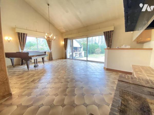 Villa d’architecte des années 70 – 195 m² – Terrain arboré de 1 700 m² avec piscine