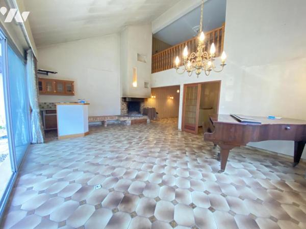 Villa d’architecte des années 70 – 195 m² – Terrain arboré de 1 700 m² avec piscine