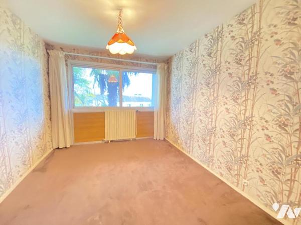 Villa d’architecte des années 70 – 195 m² – Terrain arboré de 1 700 m² avec piscine