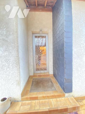 Villa d’architecte des années 70 – 195 m² – Terrain arboré de 1 700 m² avec piscine