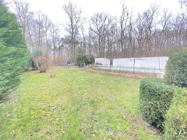 Villa d’architecte des années 70 – 195 m² – Terrain arboré de 1 700 m² avec piscine