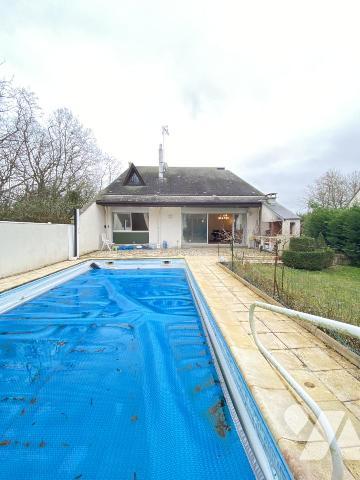 Villa d’architecte des années 70 – 195 m² – Terrain arboré de 1 700 m² avec piscine