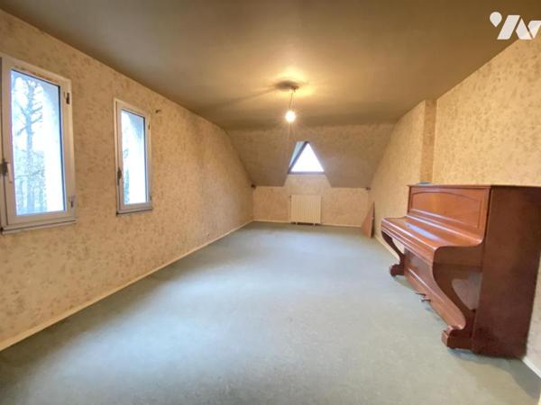 Villa d’architecte des années 70 – 195 m² – Terrain arboré de 1 700 m² avec piscine