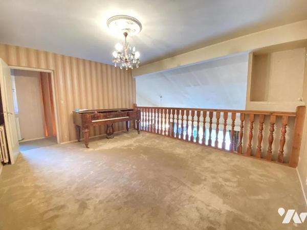 Villa d’architecte des années 70 – 195 m² – Terrain arboré de 1 700 m² avec piscine