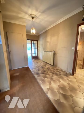 Villa d’architecte des années 70 – 195 m² – Terrain arboré de 1 700 m² avec piscine